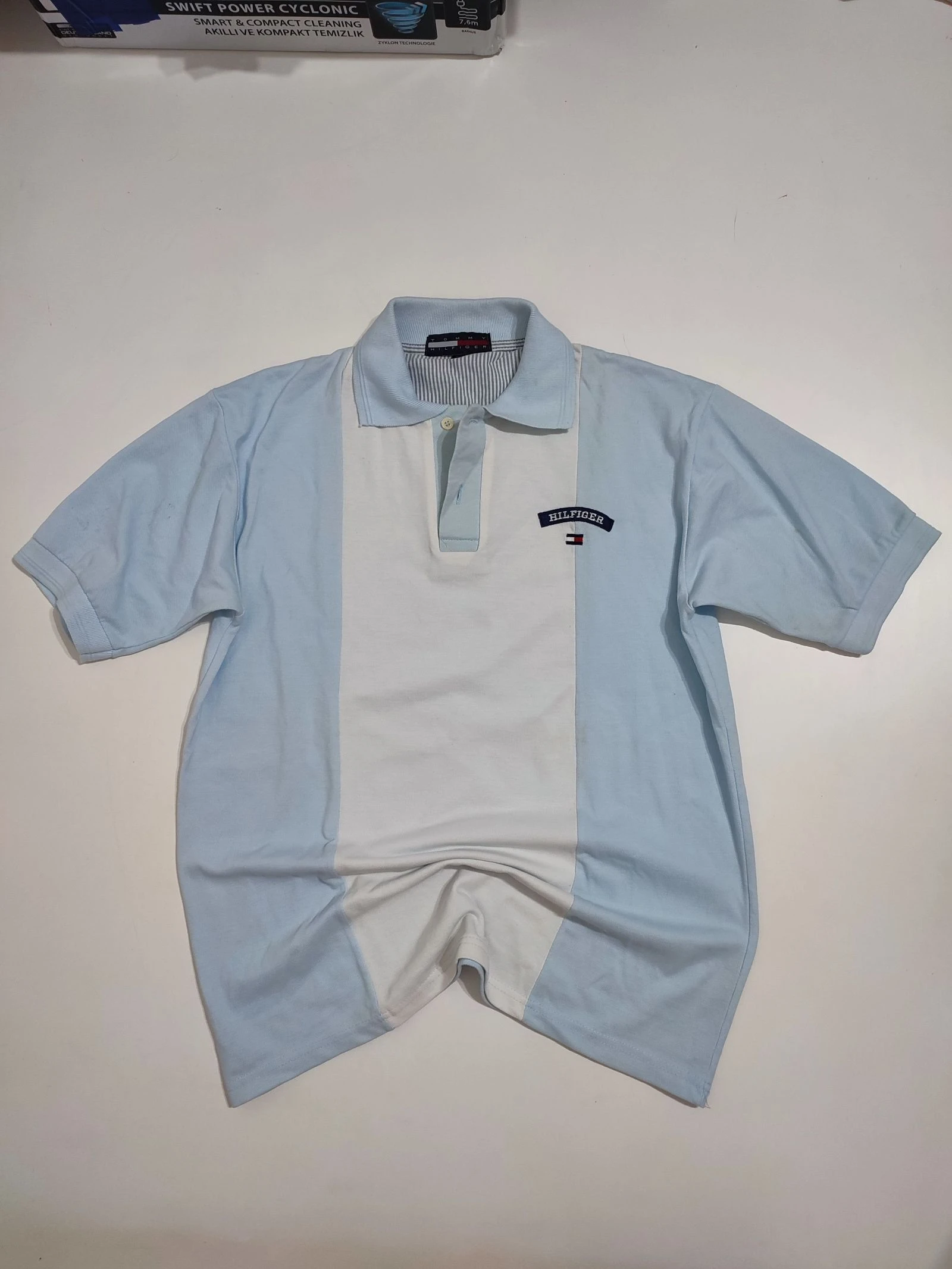 Polo Tommy Hilfiger vintage celeste y blanco Talla L